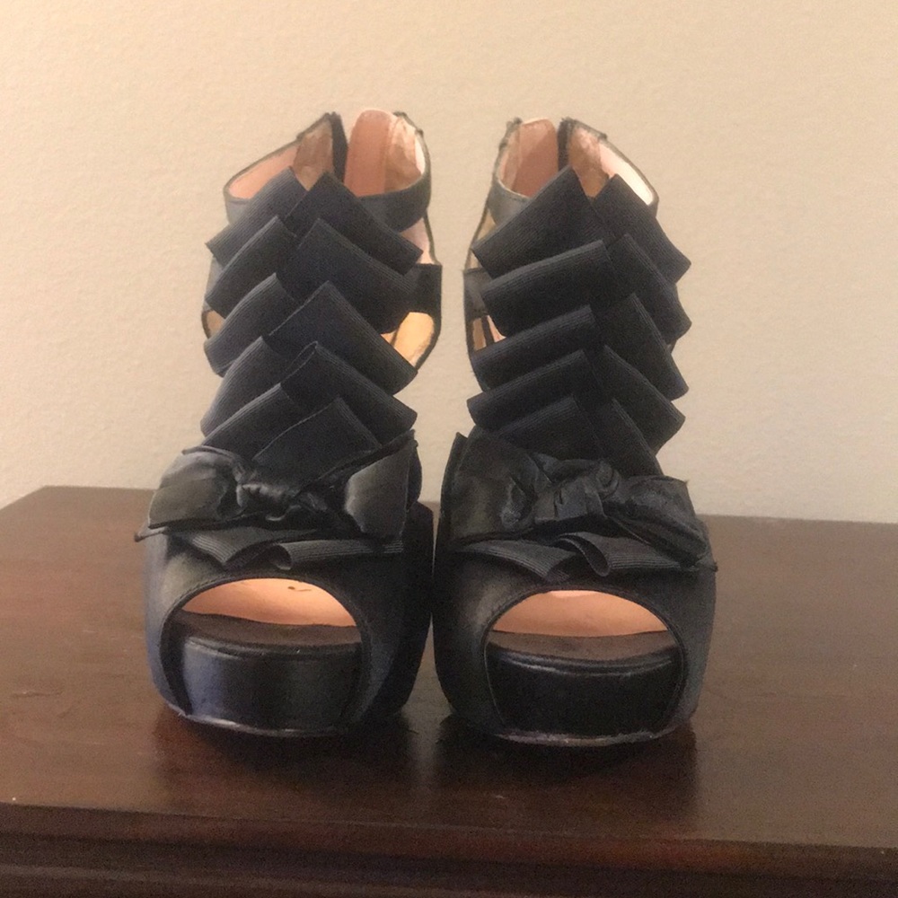 Black platform pumps - Picture 4 of 4
